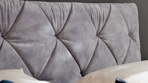 Boxspringbett Interliving aus Stoff in Grau Interliving Bettensystem Serie 1420 - Boxspringbett mit Bettkasten silberfarbener Strickvelours Auri - Liegefläche ca. 180 x 200 cm
