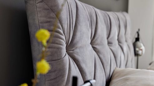 Boxspringbett Interliving aus Stoff in Grau Interliving Bettensystem Serie 1420 - Boxspringbett mit Bettkasten silberfarbener Strickvelours Auri - Liegefläche ca. 180 x 200 cm