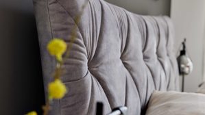 Boxspringbett Interliving aus Stoff in Grau Interliving Boxspringbett Serie 1420 - Boxspringbett mit Bettkasten silberfarbener Strickvelours Auri - Liegefläche ca. 180 x 200 cm