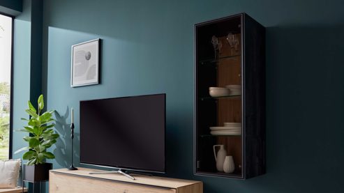 Vitrine Interliving aus Holz in Schwarz Interliving Wohnzimmer Serie 2033 - Hängevitrine dunkelgraues Glas & schwarze Asteiche - eine Tür, Breite ca. 42 cm