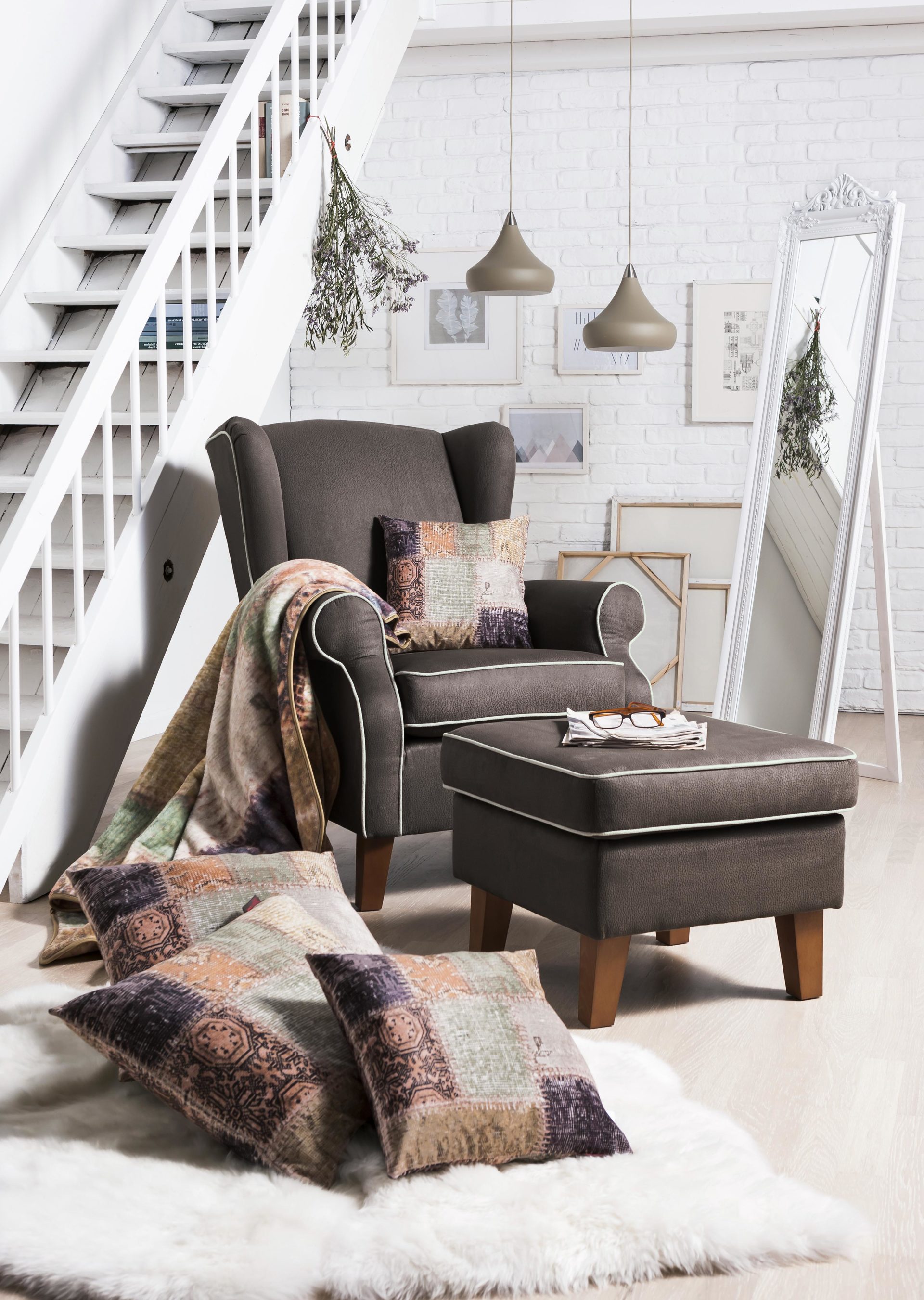 Polsterhocker Gutmann factory® aus Mikrofaser in Braun Hocker als bequemes Sitzmöbel dunkelbrauner Stoffbezug 329.8 mit Keder 329.15 & Eichefüße - ca. 55 x 44 x 55 cm