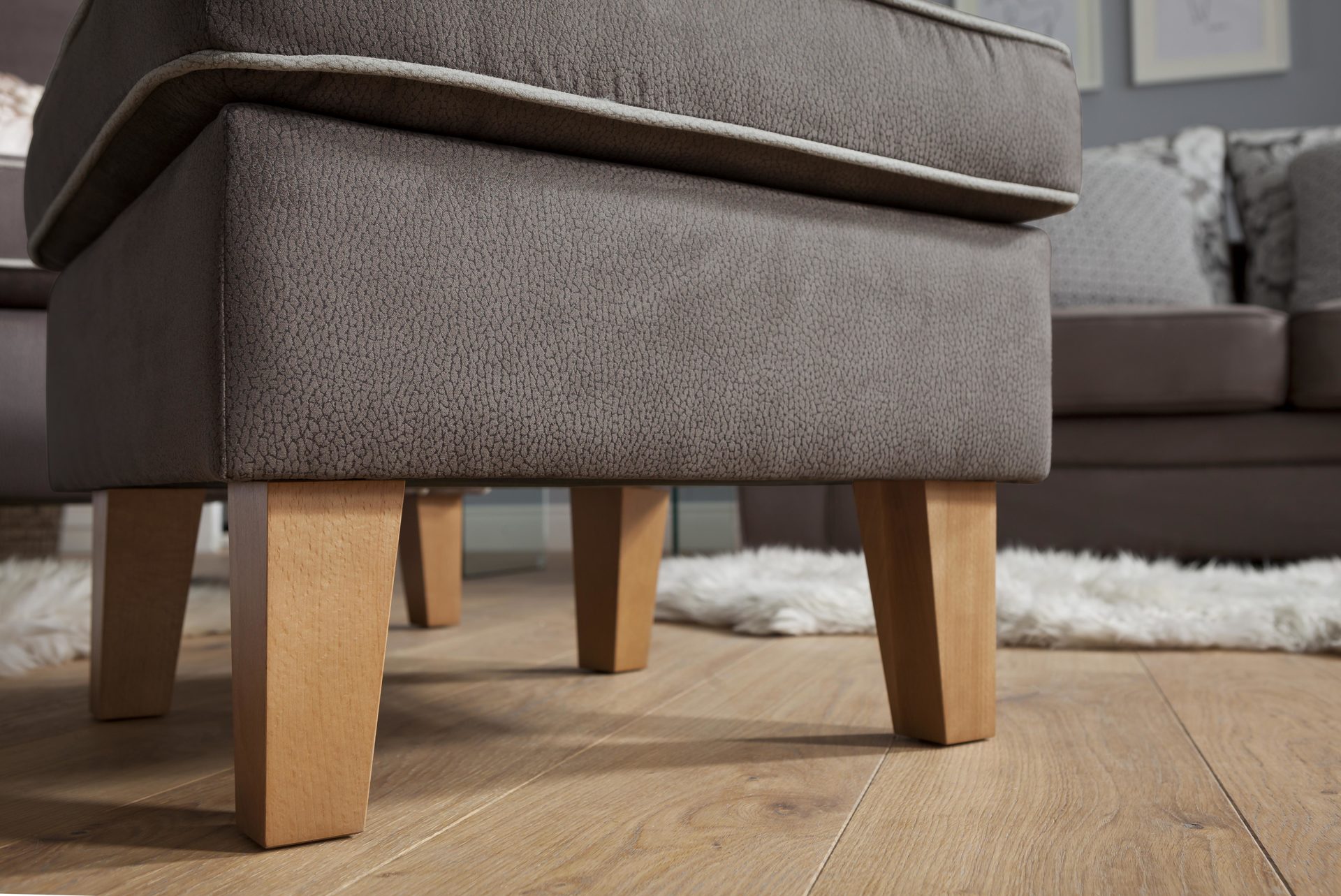 Polsterhocker Gutmann factory® aus Mikrofaser in Braun Hocker als bequemes Sitzmöbel dunkelbrauner Stoffbezug 329.8 mit Keder 329.15 & Eichefüße - ca. 55 x 44 x 55 cm