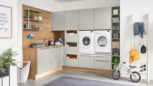 Einbauküche Interliving aus Holz in Grau Interliving Küche Serie 3087 - Hauswirtschaftsraumlösung Platingrau & Eiche Ventura – Stellfläche ca. 190 x 275 cm