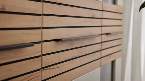 Vitrine Interliving aus Holz in Beige Interliving Wohnzimmer Serie 2032 - Vitrine Sandbeige & Risseiche - dreiteilig, Länge ca. 150 cm