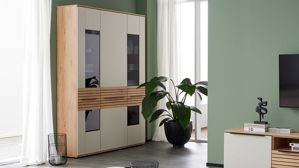 Vitrine Interliving aus Holz in Beige Interliving Wohnzimmer Serie 2032 - Vitrine A15040 Sandbeige & Risseiche - dreiteilig, Länge ca. 150 cm