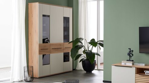 Vitrine Interliving aus Holz in Beige Interliving Wohnzimmer Serie 2032 - Vitrine Sandbeige & Risseiche - dreiteilig, Länge ca. 150 cm