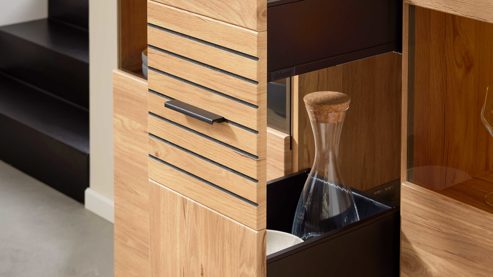 Highboard Interliving aus Holz in Holzfarben Interliving Wohnzimmer Serie 2032 - Highboard B15073 mit Apothekerauszug Risseiche - zwei Türen, drei Schubladen, Breite ca. 150 cm