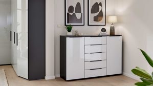 Kombikommode Interliving aus Holz in Hellgrau Interliving Schlafzimmer Serie 1210 – Kommode Seidengrau & Basalt - zwei Türen, fünf Schubladen, Breite ca. 151 cm