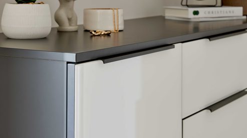 Kombikommode Interliving aus Holz in Hellgrau Interliving Schlafzimmer Serie 1210 – Kommode Seidengrau & Basalt - zwei Türen, fünf Schubladen, Breite ca. 151 cm