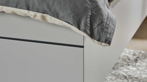 Bettgestell Interliving aus Holz in Grau Interliving Kleiderschrank Serie 1207  Bettgestell Satingrau & anthrazitfarbener Bezug Stone - Liegefläche ca. 180 x 200 cm