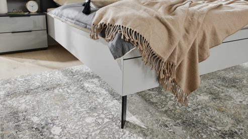 Bettgestell Interliving aus Holz in Grau Interliving Kleiderschrank Serie 1207  Bettgestell Satingrau & anthrazitfarbener Bezug Stone - Liegefläche ca. 180 x 200 cm
