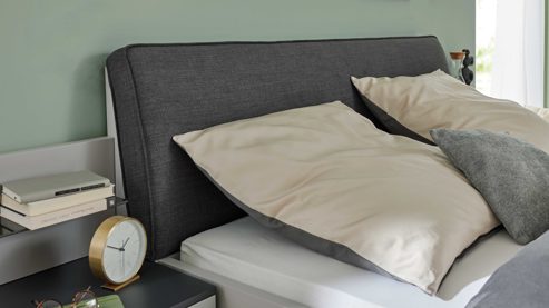 Bettgestell Interliving aus Holz in Grau Interliving Kleiderschrank Serie 1207  Bettgestell Satingrau & anthrazitfarbener Bezug Stone - Liegefläche ca. 180 x 200 cm
