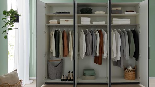 Kleiderschrank Interliving aus Holz in Hellgrau Interliving Schlafzimmer Serie 1210 – Kleiderschrank 98300 Seidengrau & Basalt - sechs Türen, Breite ca. 299 cm