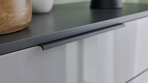 Schubladenkommode Interliving aus Holz in Hellgrau Interliving Schlafzimmer Serie 1210 – Schubladenkommode 550063 Seidengrau & Basalt - fünf Schubladen, Breite ca. 120 cm