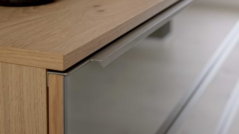 Schubladenkommode Interliving aus Holz in Holzfarben Interliving Schlafzimmer Serie 1210 – Schubladenkommode Taupe & Balkeneiche - fünf Schubladen, Breite ca. 120 cm