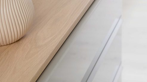 Schubladenkommode Interliving aus Holz in Holzfarben Interliving Schlafzimmer Serie 1210 – Schubladenkommode 540066 Taupe & Balkeneiche - fünf Schubladen, Breite ca. 120 cm