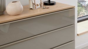 Schubladenkommode Interliving aus Holz in Holzfarben Interliving Schlafzimmer Serie 1210 – Schubladenkommode 540066 Taupe & Balkeneiche - fünf Schubladen, Breite ca. 120 cm