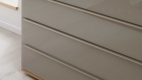 Schubladenkommode Interliving aus Holz in Holzfarben Interliving Schlafzimmer Serie 1210 – Schubladenkommode 540066 Taupe & Balkeneiche - fünf Schubladen, Breite ca. 120 cm