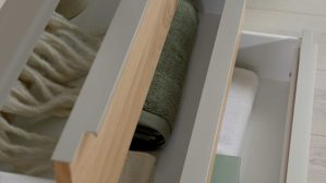 Schubladenkommode Interliving aus Holz in Holzfarben Interliving Schlafzimmer Serie 1210 – Schubladenkommode Taupe & Balkeneiche - fünf Schubladen, Breite ca. 120 cm