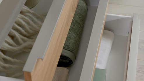 Schubladenkommode Interliving aus Holz in Holzfarben Interliving Schlafzimmer Serie 1210 – Schubladenkommode Taupe & Balkeneiche - fünf Schubladen, Breite ca. 120 cm