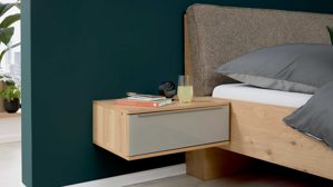 Nachtkommode Interliving aus Holz in Holzfarben Interliving Schlafzimmer Serie 1210 – Hänge-Nachtkonsole Taupe & Balkeneiche - eine Schublade, Breite ca. 60 cm