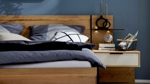 Bettgestell Interliving aus Holz in Holzfarben Interliving Schlafzimmer Serie 1034 – Bettgestell mit Konsolen Eiche Bianco & champagnerfarbenes Glas - Liegefläche ca. 180 x 200 cm