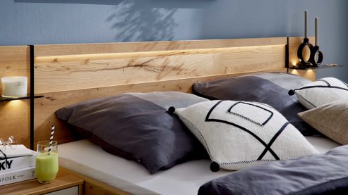 Möbelbeleuchtung Interliving aus Holz in Holzfarben Interliving Schlafzimmer Serie 1034 – Bettgestell mit Nachtkonsolen und Beleuchtung champagnerfarbenes Glas & Eiche Bianco - Liegefläche ca. 180 x 200 cm