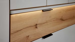 Komplettzimmer Interliving aus Holz in Hellgrau Interliving Schlafzimmer Serie 1034 – Komplettzimmer mit Stauraumkommode champagnerfarbenes Glas & Kernholz - Liegefläche ca. 180 x 200 cm