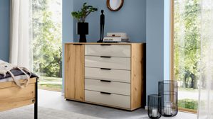 Komplettzimmer Interliving aus Holz in Hellgrau Interliving Schlafzimmer Serie 1034 – Komplettzimmer mit Stauraumkommode champagnerfarbenes Glas & Kernholz - Liegefläche ca. 180 x 200 cm