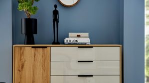 Komplettzimmer Interliving aus Holz in Hellgrau Interliving Schlafzimmer Serie 1034 – Komplettzimmer mit Stauraumkommode champagnerfarbenes Glas & Kernholz - Liegefläche ca. 180 x 200 cm