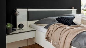 Möbelbeleuchtung Interliving aus Holz in Dunkelgrau Interliving Schlafzimmer Serie 1033 – Bettgestell mit Konsolen und Licht lavafarbenes Kunstleder, weißes Glas & Holz - Liegefläche ca. 180 x 200 cm