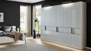 Möbelbeleuchtung Interliving aus Holz in Weiß Interliving Schlafzimmer Serie 1033 – Komplettzimmer mit Beleuchtung weißes Glas & Holz