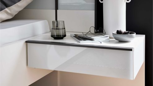 Komplettzimmer Interliving aus Holz in Weiß Interliving Schlafzimmer Serie 1033 – komplettes Schlafzimmer weißes Glas & Holz - vierteilig