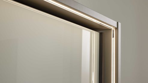 Möbelbeleuchtung Interliving aus Holz in Weiß Interliving Schlafzimmer Serie 1032 – Komplettzimmer mit Beleuchtung Weiß & Kieselgrau - Liegefläche ca. 180 x 200 cm