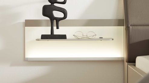 Möbelbeleuchtung Interliving aus Holz in Weiß Interliving Schlafzimmer Serie 1032 – Komplettzimmer mit Beleuchtung Weiß & Kieselgrau - Liegefläche ca. 180 x 200 cm