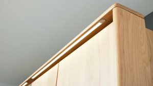 Möbelbeleuchtung Interliving aus Holz in Holzfarben Interliving Schlafzimmer Serie 1028 – Komplettzimmer mit Beleuchtung Erle & Carbon - Liegefläche ca. 180 x 200 cm