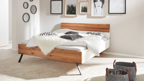 Komplettzimmer Interliving aus Holz in Weiß Interliving Schlafzimmer Serie 1025 – Komplettzimmer Weiß & Balkeneiche gehackt - vierteilig, fünf Türen