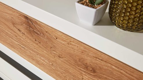 Komplettzimmer Interliving aus Holz in Weiß Interliving Schlafzimmer Serie 1025 – Komplettzimmer Weiß & Balkeneiche gehackt - vierteilig, fünf Türen