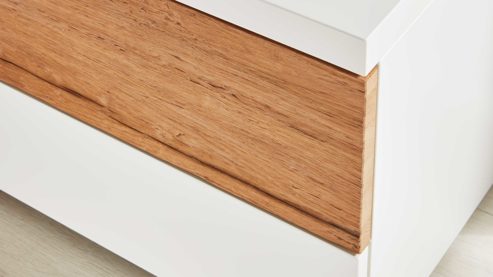 Nachtkommode Interliving aus Holz in Weiß Interliving Schlafzimmer Serie 1025 – Nachtkommode rechts, zwei Schubladen - Weiß & Balkeneiche gehackt