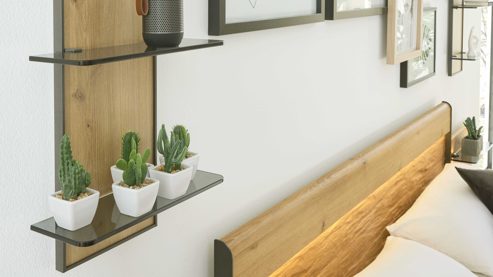 Wandregal Interliving aus Holz in Holzfarben Interliving Schlafzimmer Serie 1027 – Regal Eiche bianco & Rauchglas - ca. 35 x 90 cm