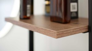 Wandregal Interliving aus Holz in Holzfarben Interliving Bad Serie 7340 – Wandregal Vikings Oak & mattschwarzes Metall - vier Böden