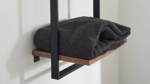 Wandregal Interliving aus Holz in Holzfarben Interliving Bad Serie 7340 – Wandregal Vikings Oak & mattschwarzes Metall - drei Böden