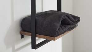 Wandregal Interliving aus Holz in Holzfarben Interliving Bad Serie 7340 – Wandregal Vikings Oak & mattschwarzes Metall - drei Böden