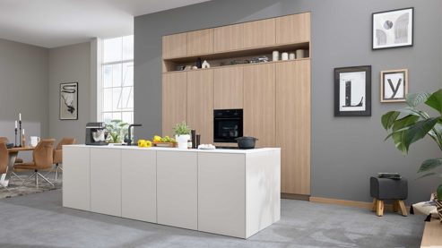 Einbauküche Interliving aus Holz in Beige Interliving Küche Serie 3085 mit SIEMENS Einbaugeräten Sahara & Natureiche – zweizeilig