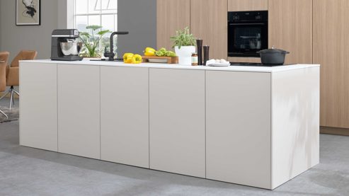 Einbauküche Interliving aus Holz in Beige Interliving Küche Serie 3085 mit SIEMENS Einbaugeräten Sahara & Natureiche – zweizeilig