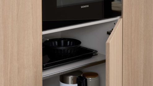 Einbauküche Interliving aus Holz in Beige Interliving Küche Serie 3085 mit SIEMENS Einbaugeräten Sahara & Natureiche – zweizeilig