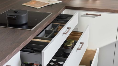 Einbauküche culineo® aus Holz in Weiß Culineo® Einbauküche C615 mit Einbaugeräten Alpinweiß & Walnuss - Stellfläche ca. 280 x 305 cm