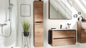 Hängeschrank Interliving aus Holz in Holzfarben Interliving Bad Serie 7402 – Midischrank Havanna Eiche – zwei Türen