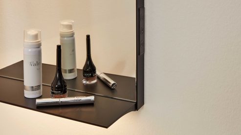 Wandspiegel Interliving aus Spiegel in Transparent Interliving Bad Serie 7961 - beleuchteter Wandspiegel mattschwarzes Metall - ca. 40 x 72 cm