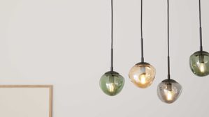 Pendelleuchte Interliving aus Glas in Mehrfarbig Interliving Leuchten Serie 9350 - Hängelampe Glas in Amber, Grün & Rauch - sechs Lampenschirme
